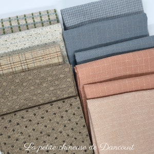 Pode incluir: Um conjunto de amostras de tecido em vários tons de marrom, bege e azul com um padrão xadrez sutil. O tecido é macio e texturizado, com um brilho sutil. O texto "La petite Chinoise de Dancourt" é visível na parte inferior da imagem.