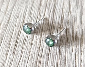 Pendientes pequeños minimalistas de bola de acero inoxidable, estilo brazalete, color verde jade.