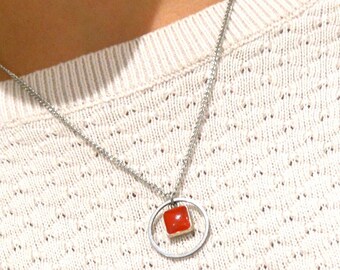 Halskette mit quadratischem Anhänger aus rotem Onyx. Geometrische, minimalistische Halskette