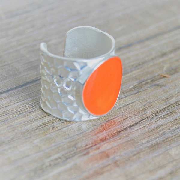 Bague large martelée Bague orange Bague argent Bague ajustable Bague ouverte Bague manchette Grosse bague ouverte orange