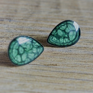 Pendientes de plata verde Pendientes de puño verde Pendientes de gota verde pequeños Pendientes de chip de San Patricio