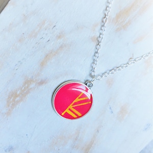 Roze gouden ketting Magenta roze hanger ketting Ronde medaillon hanger ketting Minimalistische felroze geometrische hanger ketting