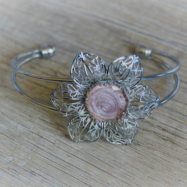 Bracelet jonc ouvert ajouré fleur vieux rose nacré acier inoxydable