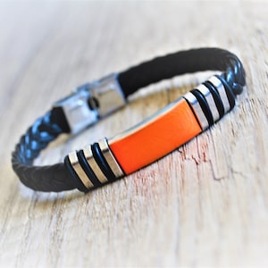 Heren gevlochten leren armband met neon oranje middenstuk en roestvrij staal