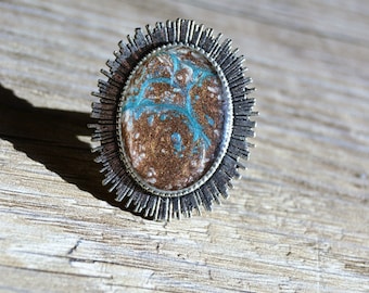 Grote ovale ring van bruine jaspis, blauwe turkoois en antiek zilver, gemarmerd en gestreept, verstelbaar.