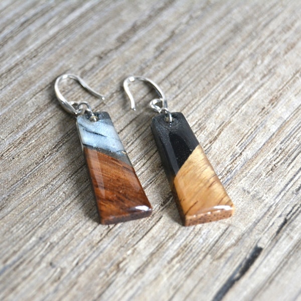 Boucles d'oreilles bois de noyer géométriques inversées pendantes courtes