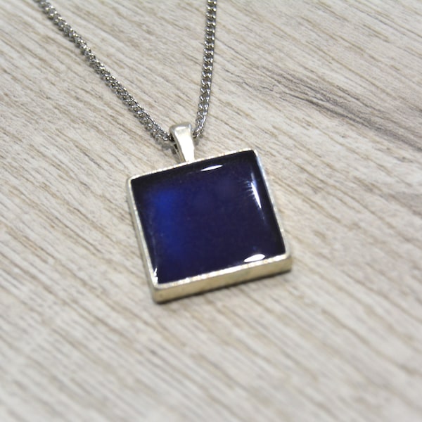 Silver chain necklace with dark blue agate square geometric pendant