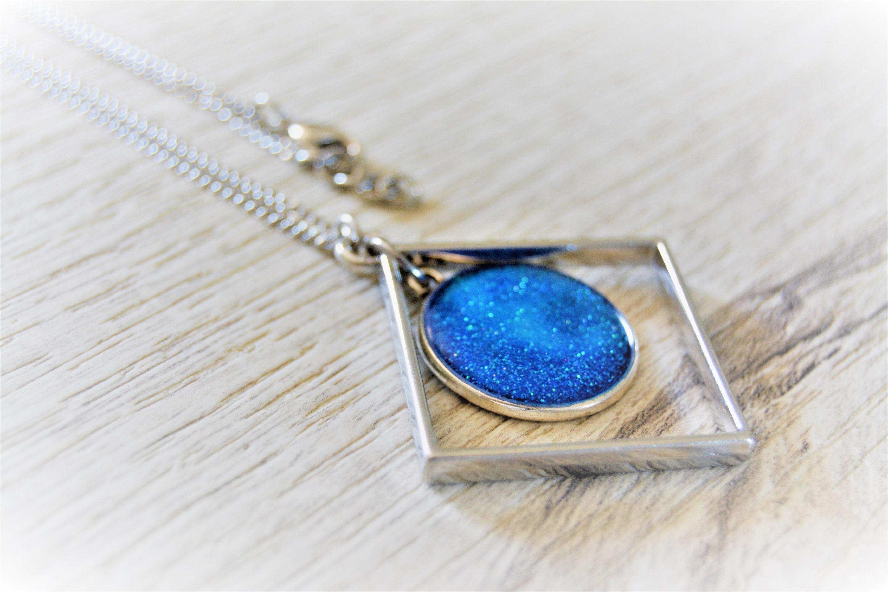 Geometric Diamond Pendant Chain Necklace With Blue Glitter 