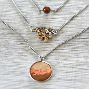 Collar con colgante de medallón de 3 cadenas apilables separadas, colgante de perla de cobre, dorado y marrón, flores de otoño