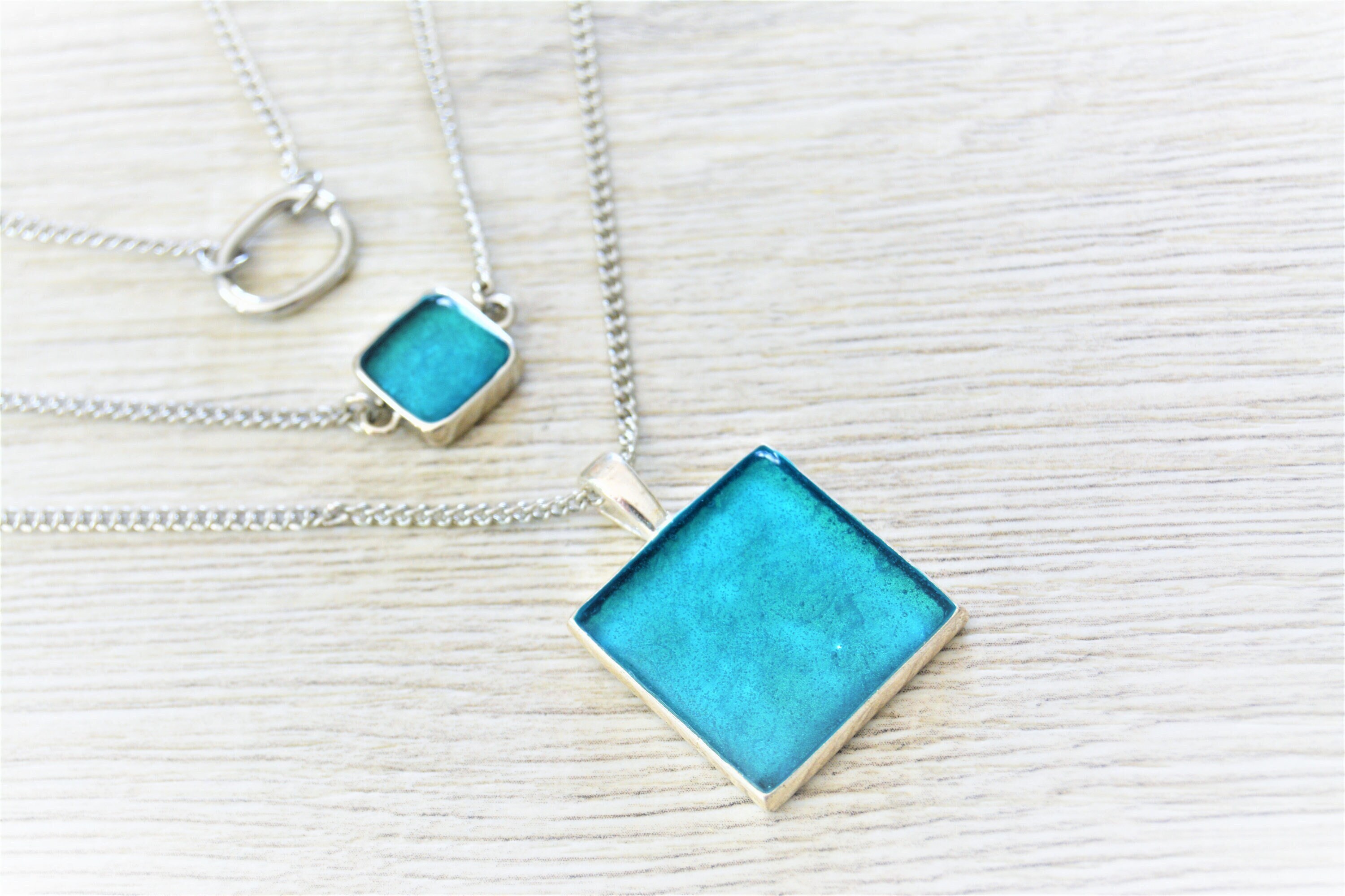 Collier Contemporain Pendentif Carrés Superposés Bleu Azur Et Noir - Argenté - Neuf Avec étiquettes