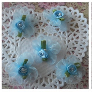 Fleurs organza bleues, par 10 fleurs, fleurs satin, barrettes, shabby chic, organza, carterie, headband, layette, 3,00 cm de diamètre.