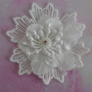Fleur en dentelle blanche, fleur en organza, strass en verre, mariage, robe de mariée, headband, serre tête, lingerie, 8,00 cm de diamètre.
