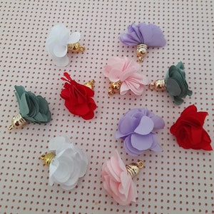 Pompons, par 5 pompons, shabby chic, pompons rouges, pompons en tissu, porte clés, bijou de sac, fabrication de bijoux, 3,00 cm de hauteur.