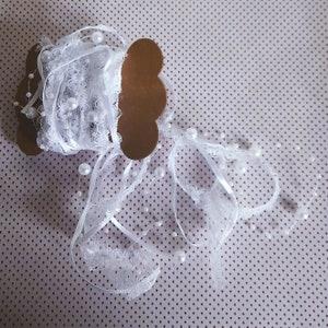 Fil de perles blanches, par 2,80 mètres, dentelle blanche, ruban de satin, mariage, décoration mariage, robe de mariée, bouquet de mariée.
