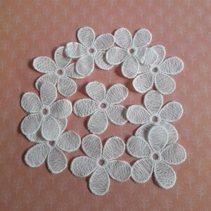 Fleurs blanches, fleurs blanches polyester, par 10 fleurs, shabby chic, fleurs dentelle, lingerie, fleurs, mariage, 6,00 cm de diamètre.