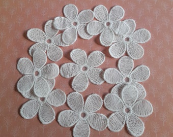 White flowers, white polyester flowers, 10 flowers, shabby chic, lace flowers, lingerie, flowers, wedding, 6.00 cm in diameter.