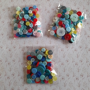 Bottoni rotondi, da 100, bottoni colorati, bottoni in plastica, bottoni a 4 fori, tanti bottoni, scrapbooking, creazione di cartoline, hobby creativi.