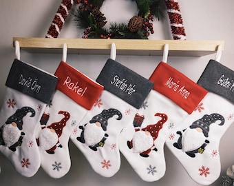 Calcetín navideño personalizado con gnomo y gonk bordado, calcetín rojo y gris, primera Navidad, calcetín personalizado, calcetines con nombre de familia