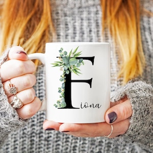 Taza personalizada con inicial y diseño de vegetación