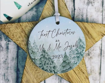 Personalisiertes erstes Weihnachten als Mr & Mrs Weihnachtsbaumschmuck Ornament mit verschneitem Weihnachtsbaum Design