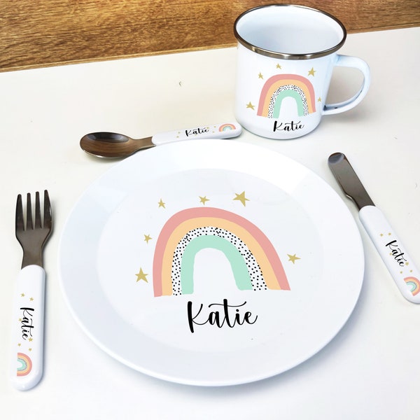 Kinder personalisierte Dinner Set - Besteck-Set, Teller & Emaille-Tasse mit jedem Namen und Design. Regenbogen, Einhörner. Inklusive wiederverwendbarem Besteckkoffer!