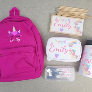 Lot de sacs à dos brodés pour la rentrée avec une bouteille d'eau personnalisée, une boîte à crayons, un sac à dos, un ensemble de couverts et une boîte à lunch - Licorne arc-en-ciel