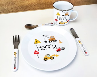 Gepersonaliseerde dinerset voor kinderen: bestek, bord en emaille beker, elke naam en elk ontwerp. Bouw, vrachtwagens. Inclusief herbruikbare bestekkoffer!