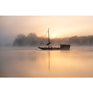 Photographie art paysage vallee de la Loire, bateau de Loire dans la lumiere, paysage Loire, fleuve, barque, ambiance eau, image 6