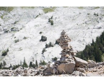 Photographie pierres en equilibre en montagne, decor montagne, photographie zen paysage, yoga, equilibre, mineral,