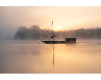 Fotografía artística del paisaje del Valle del Loira, barco del Loira a la luz, paisaje del Loira, río, barco, atmósfera de agua,