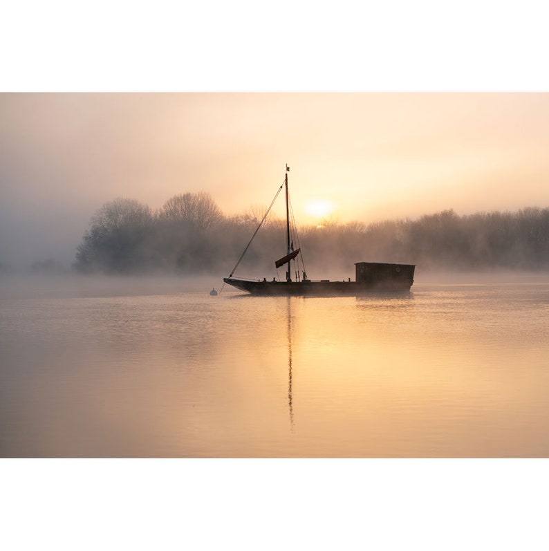 Photographie art paysage vallee de la Loire, bateau de Loire dans la lumiere, paysage Loire, fleuve, barque, ambiance eau, image 1