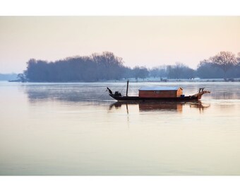 Fotografía de paisaje zen del valle del Loira con su barco típico a la luz, paisaje del Loira, río, barco, atmósfera de agua,