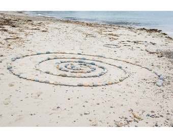 Photographie pierres, spirale de galets sur le sable en bord de mer, land art photo, rond de pierres, calme, yoga, zen, paysage sable,