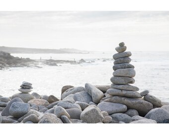 Photographie paysage  pierres en equilibre zen en bord de mer, paysage doux et zen, decoration yoga equilibre, pierres et paysage,