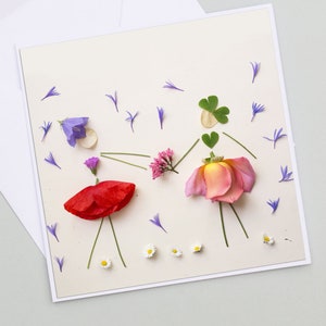 Carte deux filles photo de fleurs, fleur seche impression, filles en pétales de fleur , carte amitié soeurs, filles, jumelles,