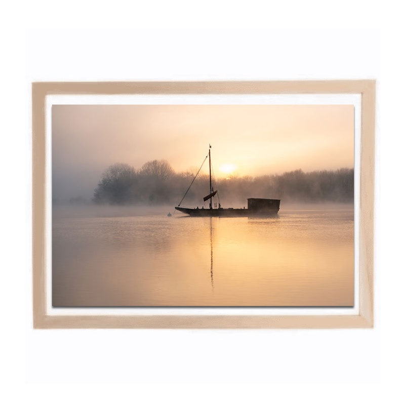 Photographie art paysage vallee de la Loire, bateau de Loire dans la lumiere, paysage Loire, fleuve, barque, ambiance eau, image 2