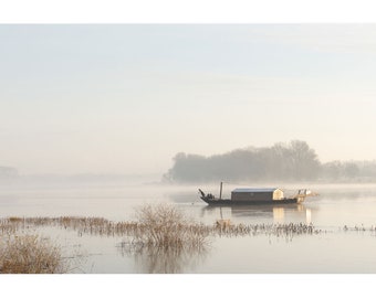 Photographie paysage zen un bateau sur la rivière, paysage Loire, fleuve, barque, toue cabanee, decor campagne et riviere, bateau typique,