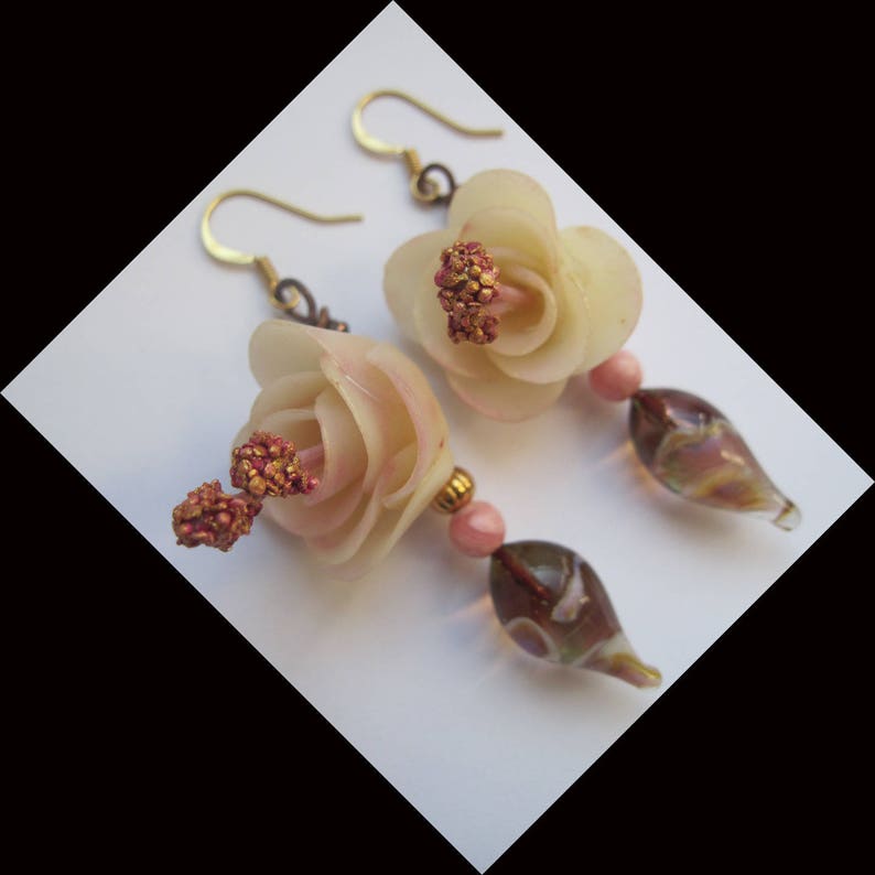 Metal color gold Anti-allergiques Camellia earrings image 3