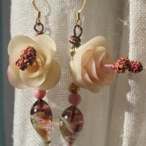 Metal color gold Anti-allergiques Camellia earrings image 2