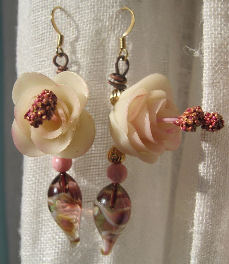 Metal color gold Anti-allergiques Camellia earrings image 2