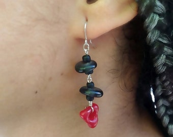 Longues boucles d'oreilles ethniques africaines, perles en verre recyclé faites mains - noir, rouge - earr1