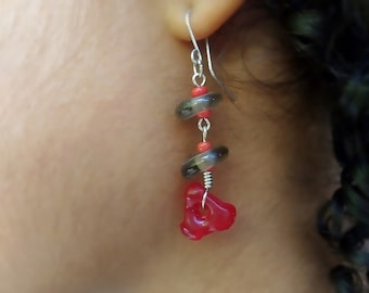 Longues boucles d'oreilles ethniques africaines, perles en verre recyclé faites mains - quartz fumé et rouge - earr5