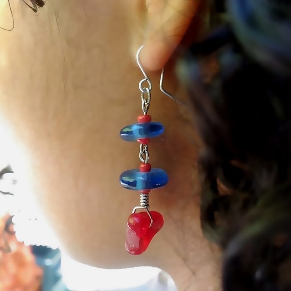 Longues boucles d'oreilles ethniques africaines, perles en verre recyclé faites mains - bleu et rouge - earr6