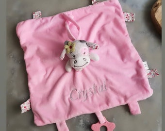 Doudou vache rose brodé au prénom - cadeau de naissance personnalisé - offrir a bébé nouveaux parents - créations personnalisées