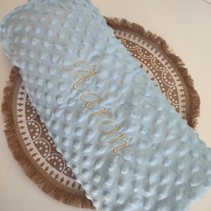 Couverture polaire tissu minky cadeau de naissance personnalisée brodé avec prénom pour bébé et enfants image 2