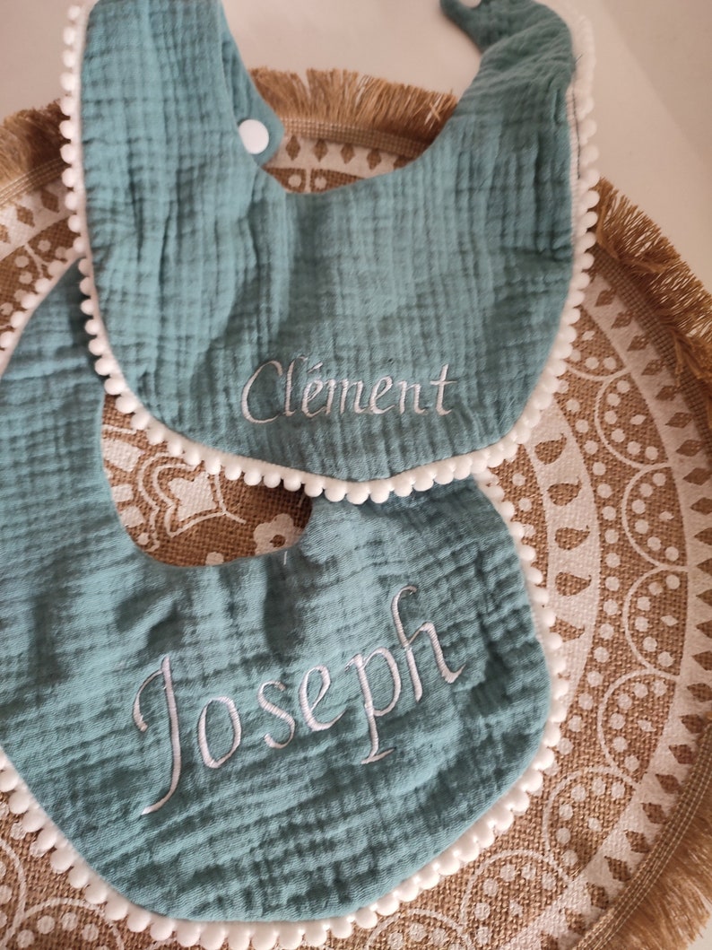 Bavoir en double gaze de coton personnalisée avec le prénom brodé a la couleur de votre choix cadeau de naissance futur parents image 8