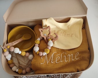 Coffret naissance chat : couverture double gaze brodé, hochet d'éveil, collier d'allaitement, bavoir brodé et valisette naissance souvenirs