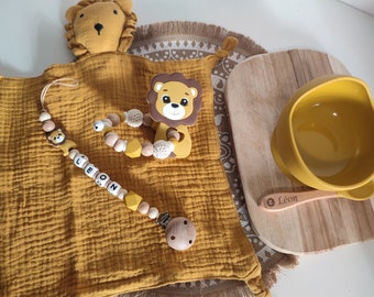 Coffret naissance lion : attache sucette silicone et bois, hochet d'éveil, doudou brodés au prénom de l'enfant et bol silicone avec couvert