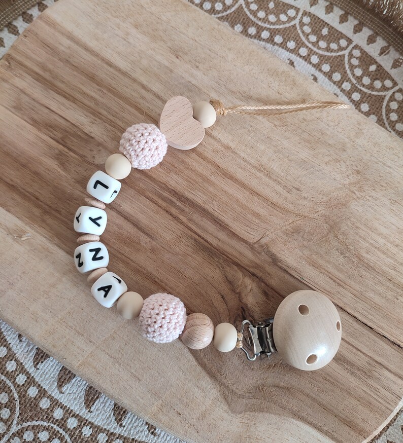 Personalisierter Herz-Schnullerclip Silikon-Schnullerclip aus Holz Geburtsgeschenk personalisierte Babyaccessoires Kreation Bild 1