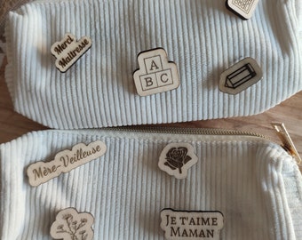 Personalized kit with wooden pin - text of your choice - first name(s) possible to add - teacher mom granny ATSEM godfather godmother ect